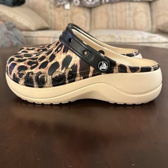 Women’s Size 8 Leopard Print CROCS - Picture 6 of 14